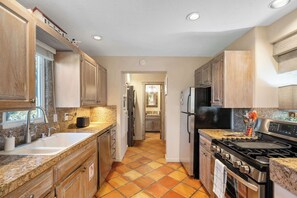 Fridge, microwave, oven, stovetop - Artesano - Courtyard, Fireplace, Walk to Plaza (Santa Fe)