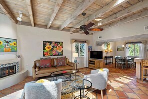 Smart TV, fireplace - Artesano - Courtyard, Fireplace, Walk to Plaza (Santa Fe)