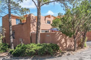 Exterior - Artesano - Courtyard, Fireplace, Walk to Plaza (Santa Fe)