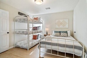 5 habitaciones, escritorio y tabla de planchar con plancha