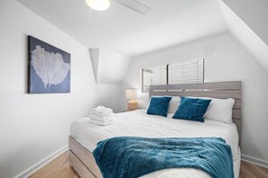 4 habitaciones, escritorio y tabla de planchar con plancha 