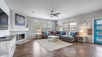 Smart-TV, Kamin, Bücher