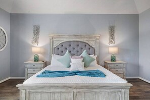 4 slaapkamers, een bureau, een strijkplank/strijkijzer, reisbedje