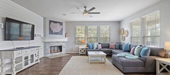 Charming Seabrook Retreat, Close to the Bay