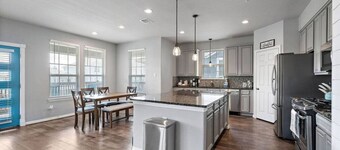 Charming Seabrook Retreat, Close to the Bay