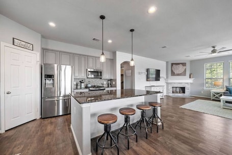 Fridge, microwave, oven, stovetop. Charming Seabrook Retreat, Close to the Bay