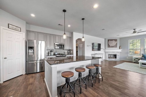 Charming Seabrook Retreat, Close to the Bay