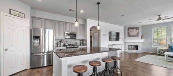 Charming Seabrook Retreat, Close to the Bay