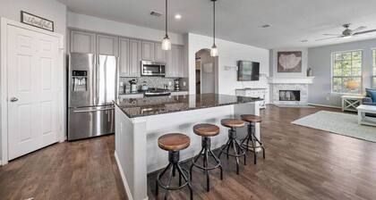 Charming Seabrook Retreat, Close to the Bay