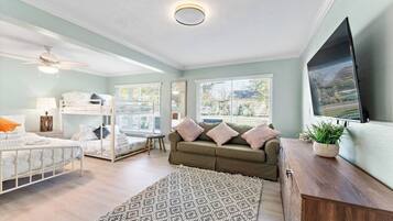 3 Schlafzimmer, Schreibtisch, Bügeleisen/Bügelbrett, Reisekinderbett