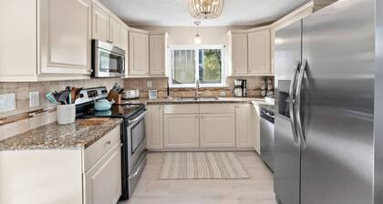 Charming Cottage Close to Kemah Boardwalk