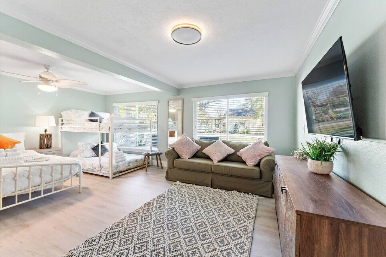 3 habitaciones, escritorio y tabla de planchar con plancha 