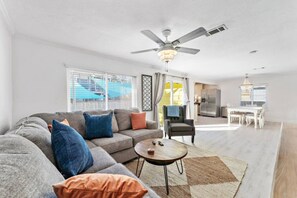 Smart TV, books - Charming Cottage Close to Kemah Boardwalk (Kemah Area)