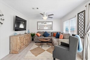 Smart TV, books - Charming Cottage Close to Kemah Boardwalk (Kemah Area)