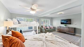 3 habitaciones, escritorio y tabla de planchar con plancha