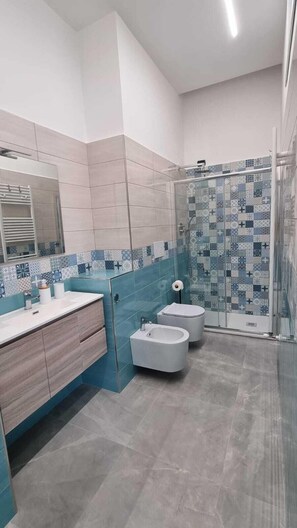 Comfort vierpersoonskamer, balkon, uitzicht op zee | Badkamer | Een douche, een haardroger, handdoeken, zeep