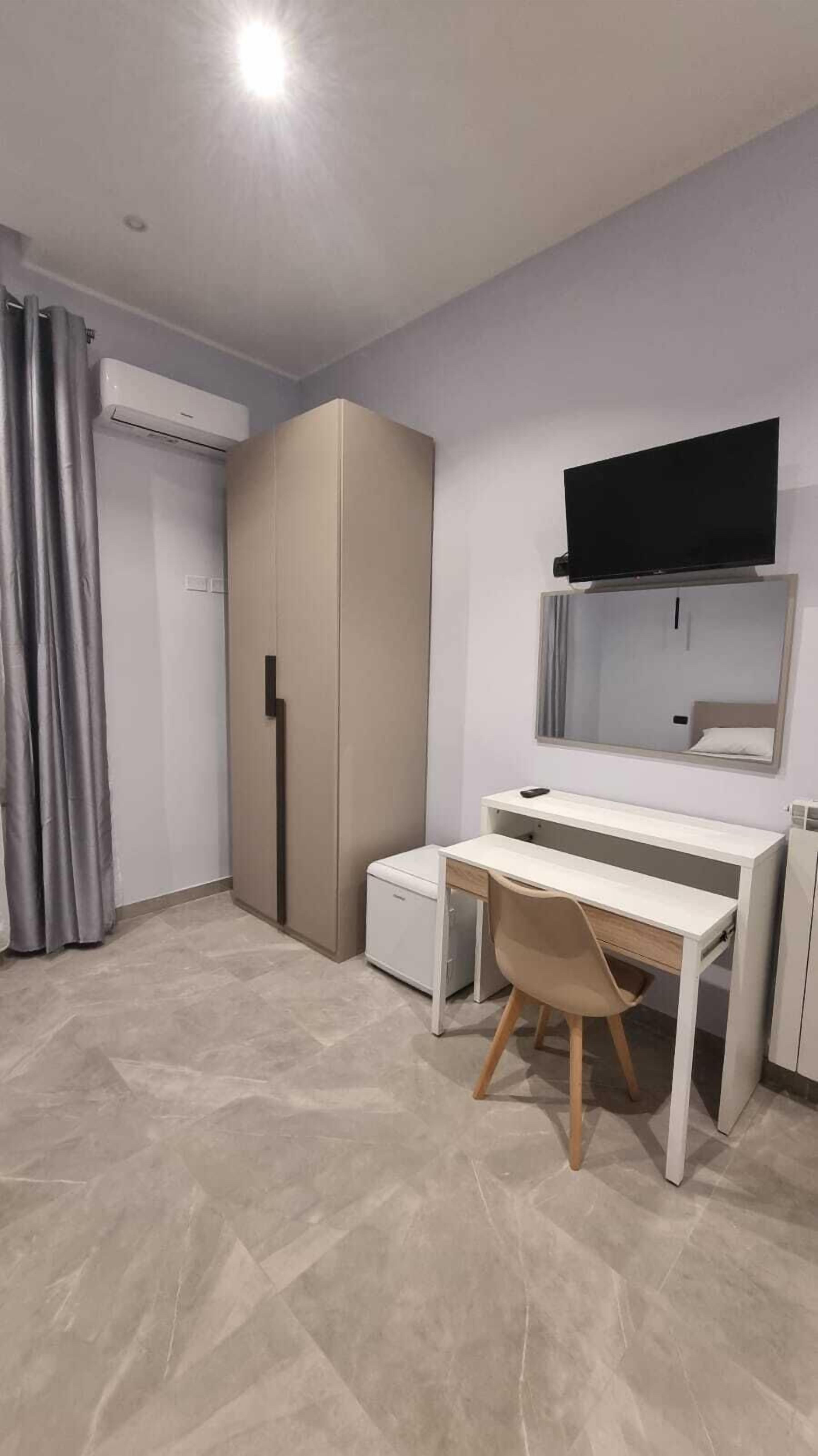 Desk, laptop workspace, blackout curtains, cots/infant beds