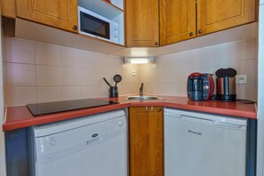 Fridge, microwave, dishwasher, coffee/tea maker