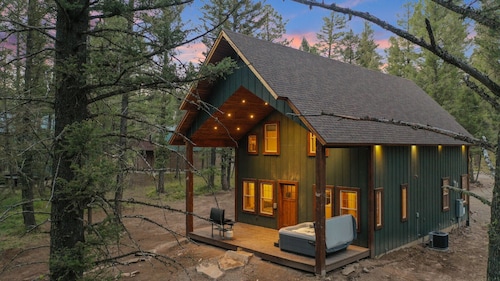 Big Pine Lodge | Luxe Lodge, Sleeps 21, Hot Tub, Arcades, & BBQ!