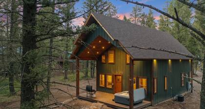 Big Pine Lodge | Luxe Lodge, Sleeps 21, Hot Tub, Arcades, & BBQ!