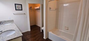 Sèche-cheveux, serviettes fournies