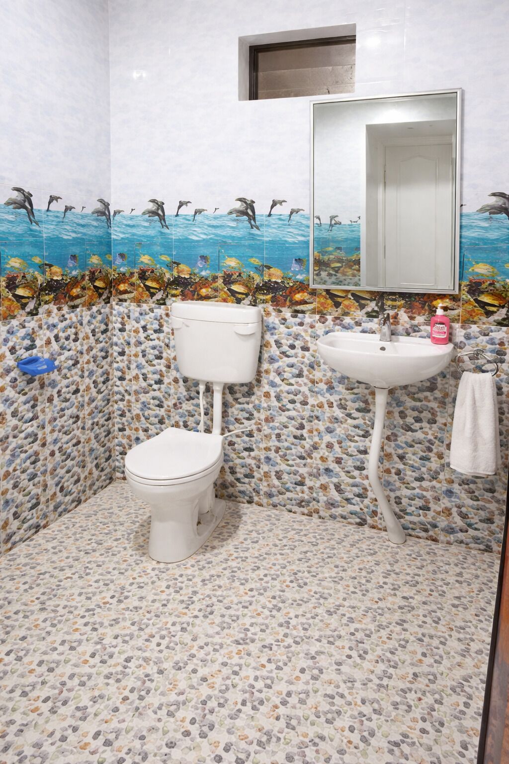 Dusch, regndusch, gratis toalettartiklar och tofflor