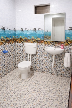 Deluxe-Doppelzimmer, Mehrere Betten, Klimaanlage | Badezimmer | Dusche, Regendusche, kostenlose Toilettenartikel, Hausschuhe