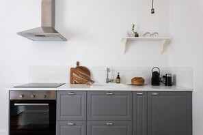 Fridge, oven, stovetop, coffee/tea maker