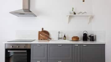 Een koelkast, een oven, een kookplaat, een koffiezetapparaat/waterkoker
