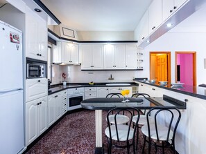 Refrigerador, microondas, cafetera y tetera y tostadora 