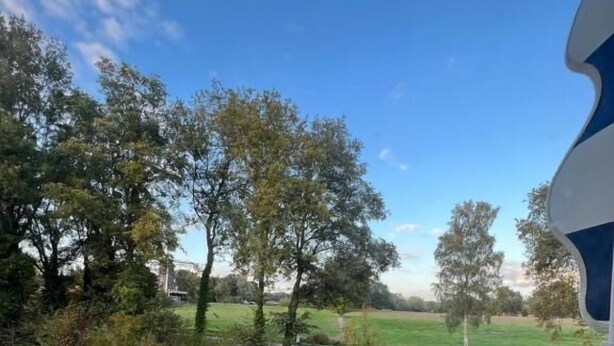 A pathway leading through a grassy area with trees and a clear sky. - B&B Zwiep (Lochem)