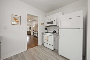 Mikrowelle, Ofen, Herdplatte, Geschirrspüler