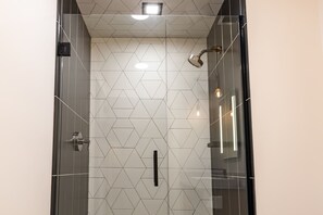 Dusche, Haartrockner, Handtücher, Shampoo