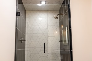 Shower, hair dryer, towels, shampoo - 3 Private King Suites - The Finnley Hotel (Grand Rapids)