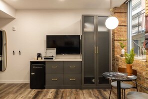 Interior - 3 Private King Suites - The Finnley Hotel (Grand Rapids)