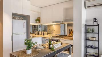 Réfrigérateur, four à micro-ondes, un four, lave-vaisselle