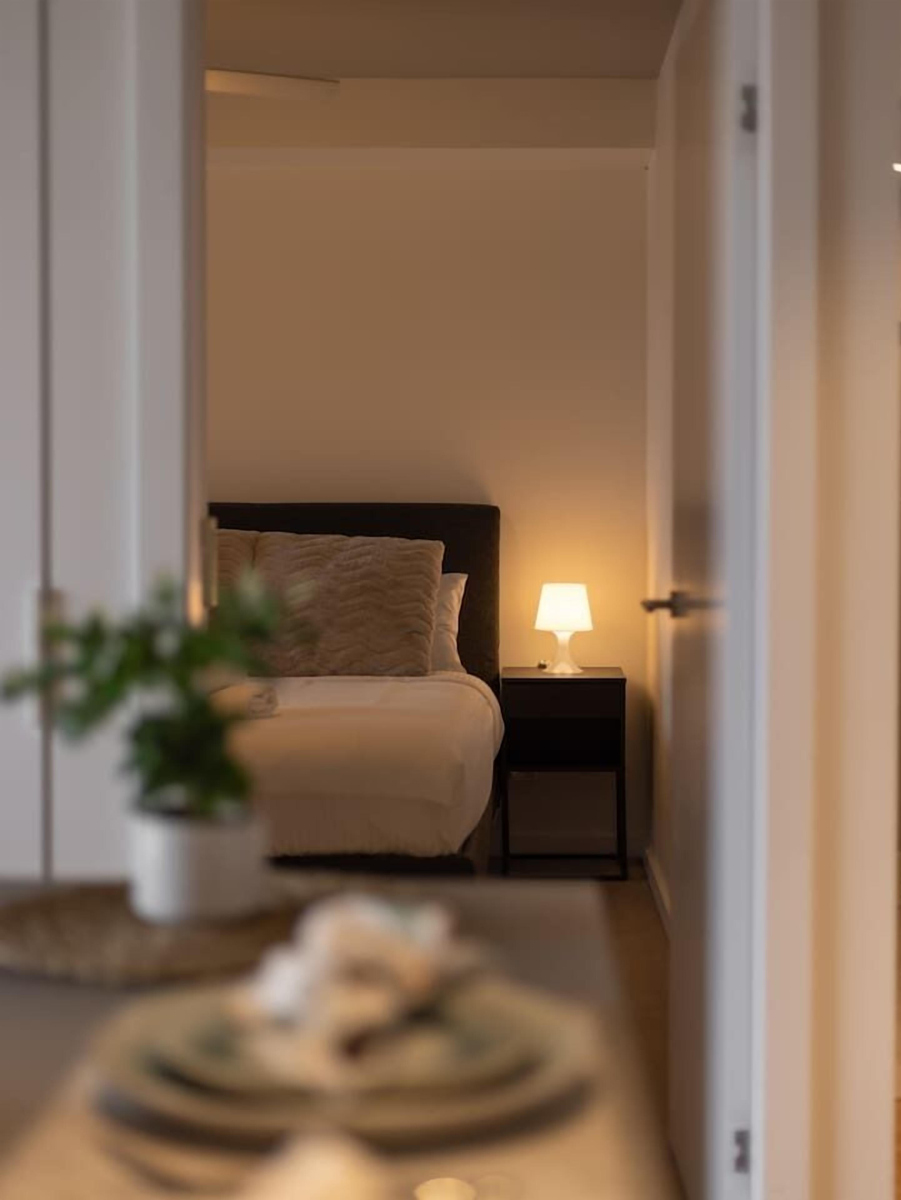 2 slaapkamers, een bureau, een strijkplank/strijkijzer, gratis wifi