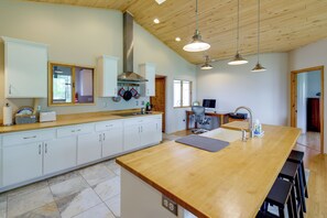 Kühlschrank, Mikrowelle, Herdplatte, Geschirrspüler