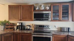 Microwave, dishwasher - Oak Creek Acres 3-bedroom house on 12 acres just outside of Dallas Oregon (Dallas)
