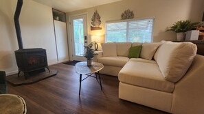 Smart TV - Oak Creek Acres 3-bedroom house on 12 acres just outside of Dallas Oregon (Dallas)