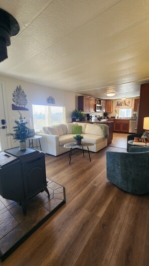 Smart TV - Oak Creek Acres 3-bedroom house on 12 acres just outside of Dallas Oregon (Dallas)