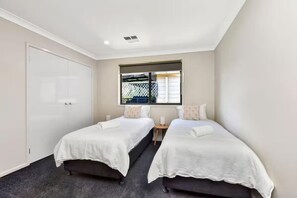 5 bedrooms, iron/ironing board, WiFi, bed sheets - Hidden Horizon (Nords Wharf)