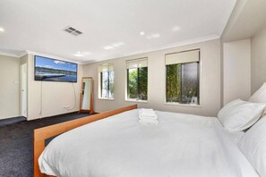 5 bedrooms, iron/ironing board, WiFi, bed sheets - Hidden Horizon (Nords Wharf)