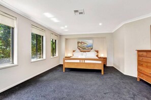 5 bedrooms, iron/ironing board, WiFi, bed sheets