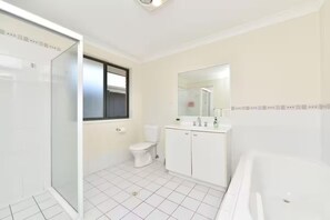 Hair dryer, towels, soap, toilet paper - Hidden Horizon (Nords Wharf)