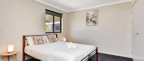 5 habitaciones, tabla de planchar con plancha, wifi y ropa de cama