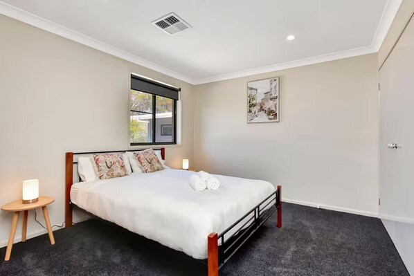 5 bedrooms, iron/ironing board, WiFi, bed sheets
