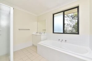 Hair dryer, towels, soap, toilet paper - Hidden Horizon (Nords Wharf)