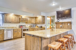 Microwave, stovetop, dishwasher, coffee/tea maker - Gorgeous Lake Arbutus Getaway w/ Dock & Boat House (Neillsville)