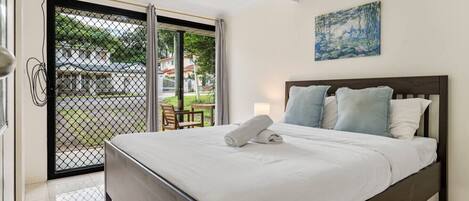 4 عدّة غرف نوم ومكواة/لوح كي وواي فاي وملاءات أسرّة